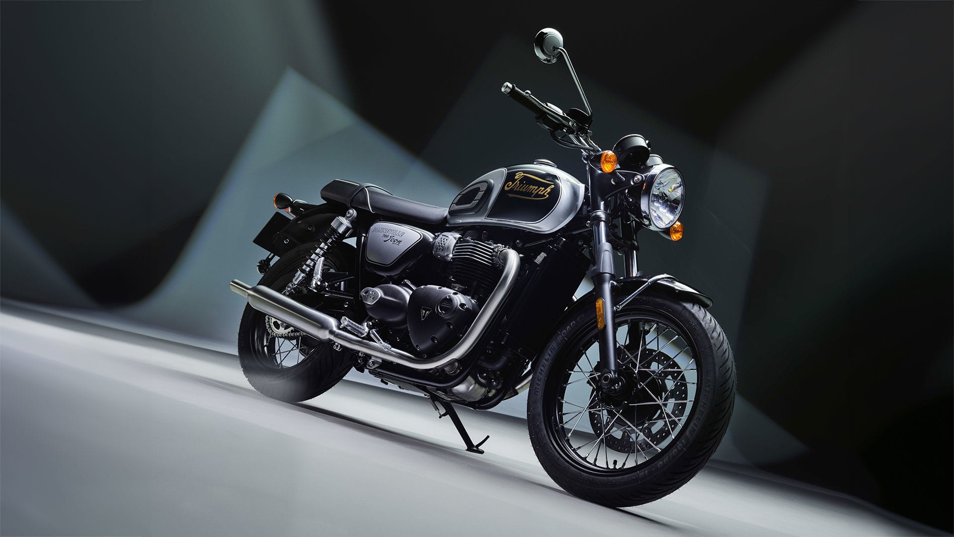 Triumph Bonneville T100 Icon Edition front of bike low angle